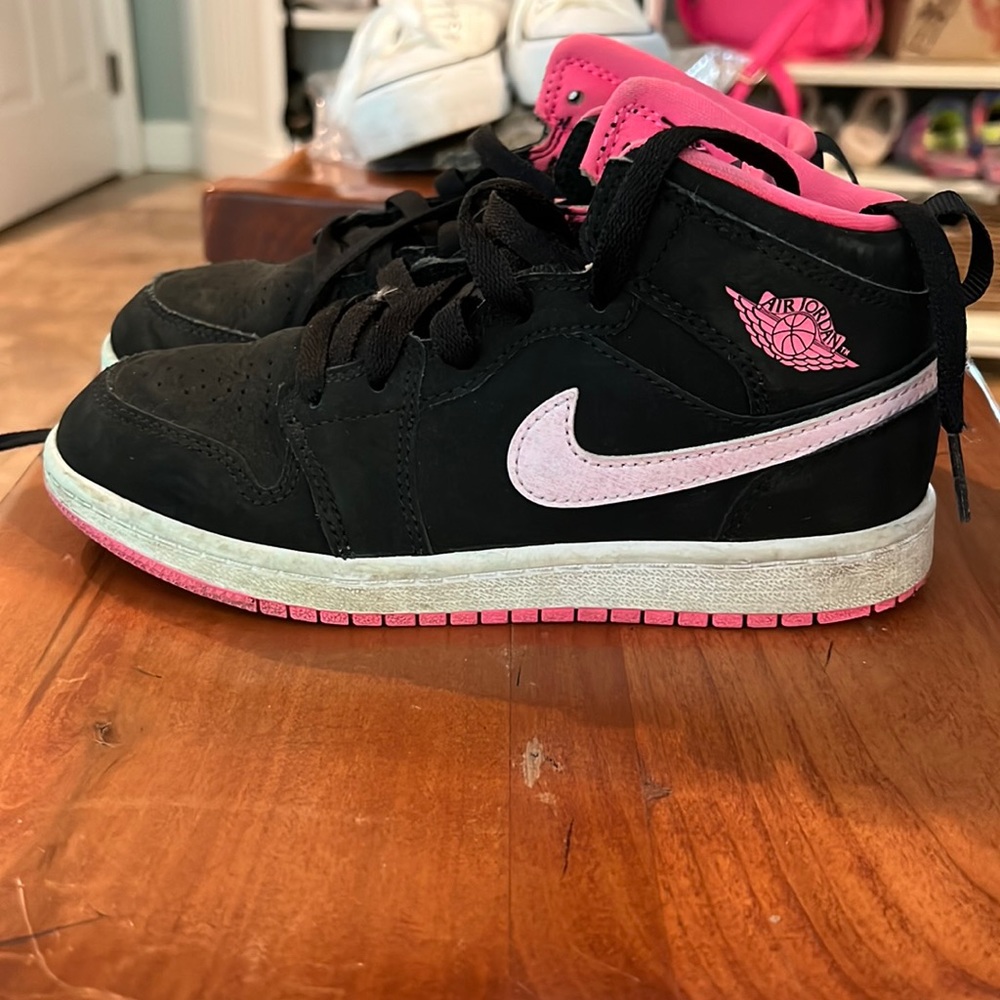 Girls Air Jordans size 1Y